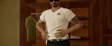 新款T恤上印有游戏内服装品牌