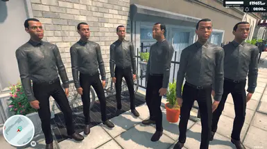 校服为黑灰色